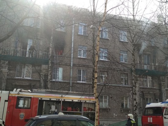 Крупный пожар на улице Сестрорецкой: людей спасают через окна
