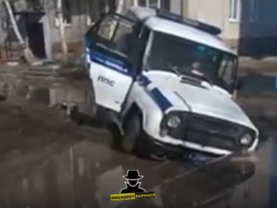 Рубцовская лужа поймала полицейский УАЗик