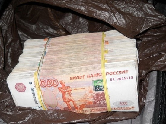 Курские таможенники задержали москвича с рюкзаком, полным денег