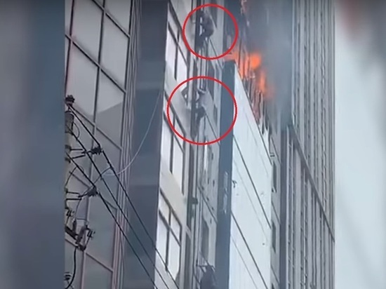 Шесть человек выпали из горящего небоскреба в Дакке