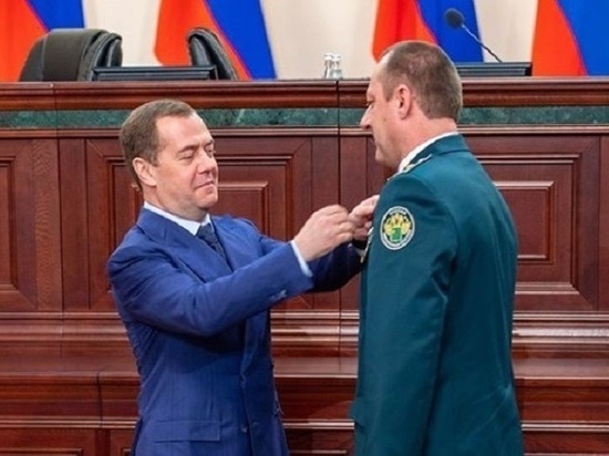 Дмитрий Медведев наградил воронежского таможенника