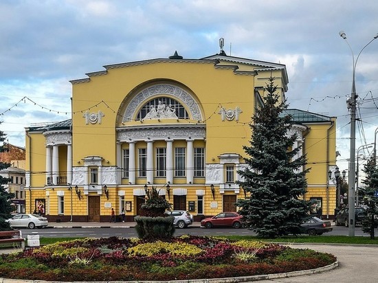 Медведев остановил объединение Александринского и Ярославского театров