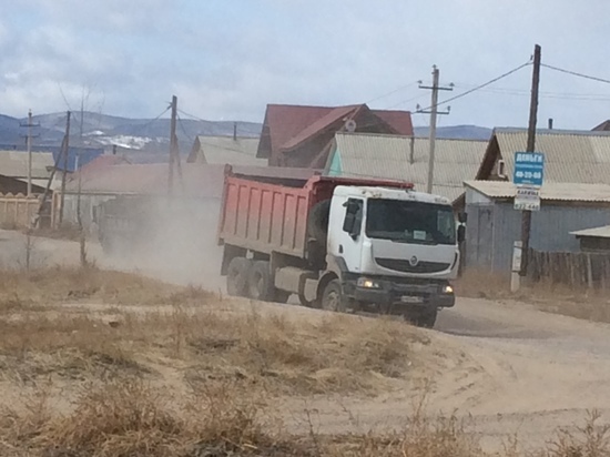 Люди устали от грохота грузовиков и песчаной пыли
