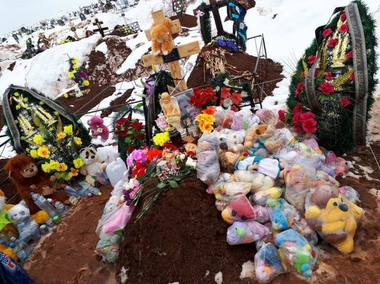 Кировчане почтили память трехлетней Кристины на 40-й день после ее гибели