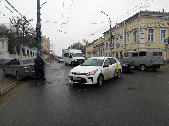 Молодая рязанка пострадала в аварии с участием такси на Садовой