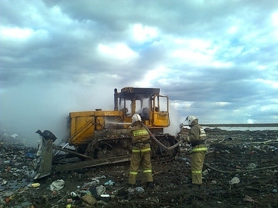 В Курской области на мусорном полигоне сгорел трактор
