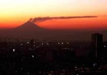 Власти Мексики объявили желтый уровень опасности на территории, прилегающей к вулкану Попокатепетль, в связи с его недавними извержениями