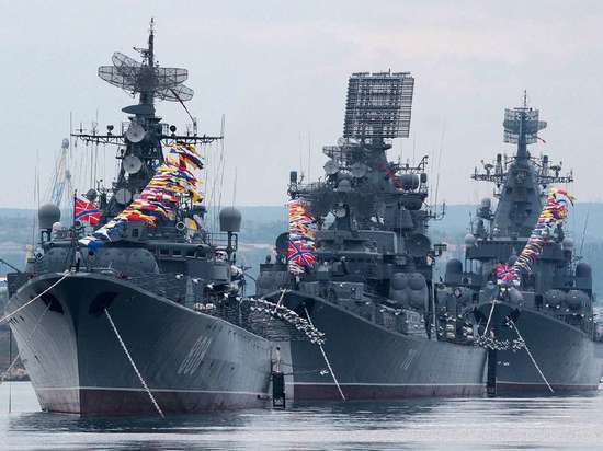 Черноморский флот взял на сопровождение корабли НАТО