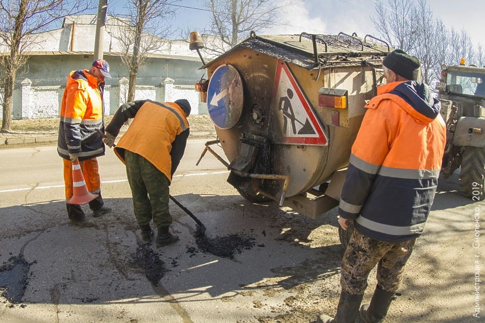 Ямы и выбоины на Смоленских дорогах активно ремонтируют
