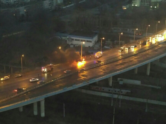 На мосту в Волгограде сгорела машина