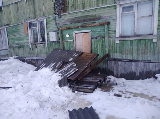 В Салехарде рухнувший с крыши снег снес козырек подъезда
