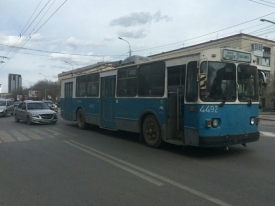 В центре Волгограда иномарка врезалась в троллейбус