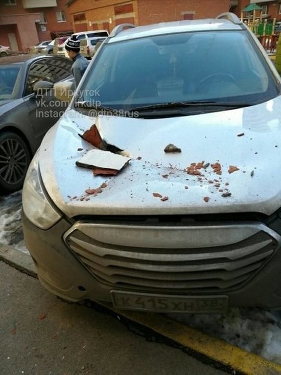 Со стены новостройки в Иркутске упала штукатурка и повредила машину