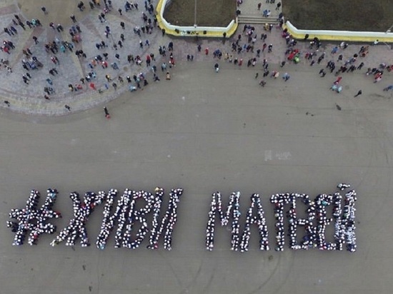 Жители Рубцовска устроили флешмоб в поддержку 10-месячного Матвея