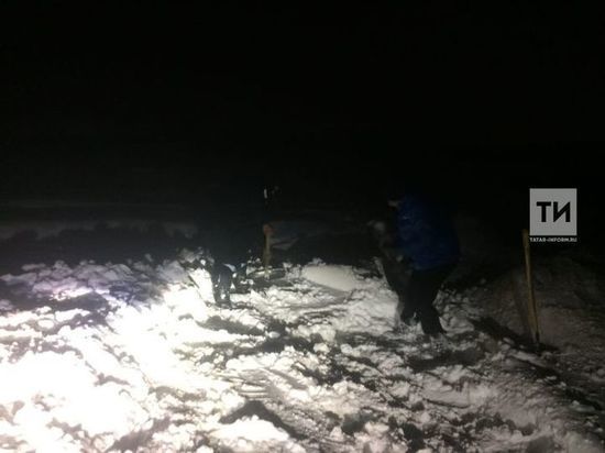 В районе Татарстана спасатели вытащили из снежного плена джип