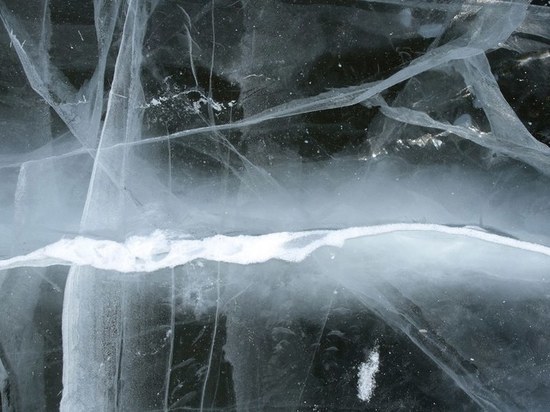 В центре Красноярска двое человек провалились под лед