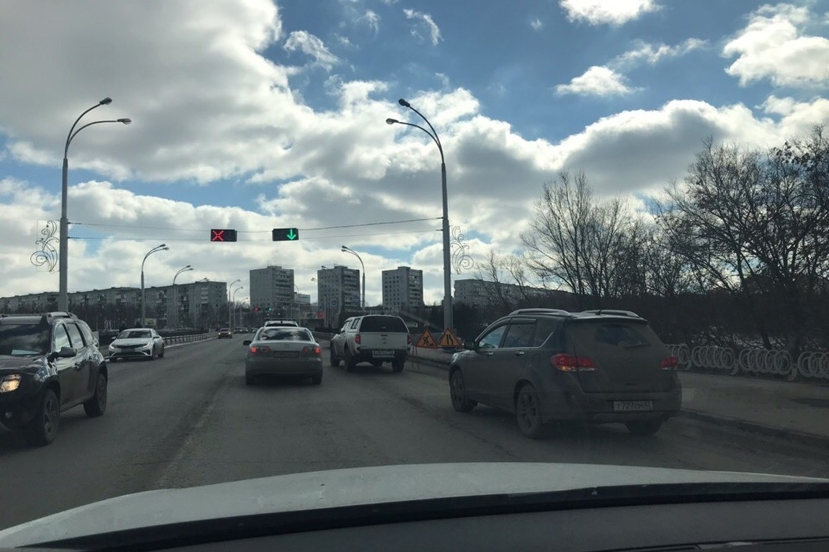 Пробки кемерово. Экран на университетском мосту. Фото пробок на дорогах в центре Кемерово. Пробка в Университетской сегодня.