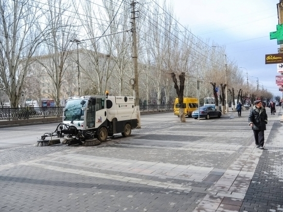 Из-за размытого грунта просела плитка на тротуаре в центре Волгограда