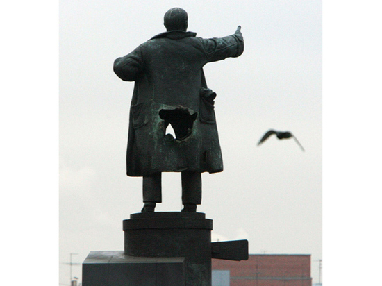 Взрыв памятника Ленину в Санкт-Петербурге: теракт списали на «День дурака»