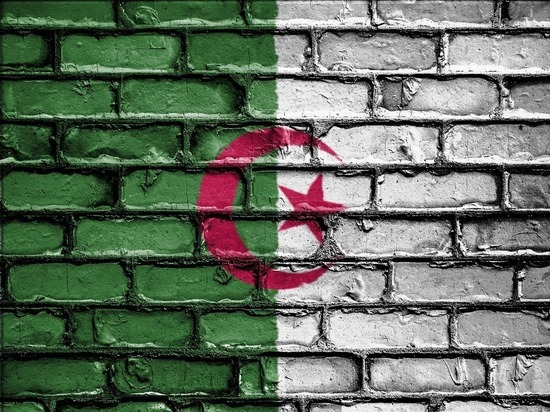 Президент Алжира досрочно уходит в отставку