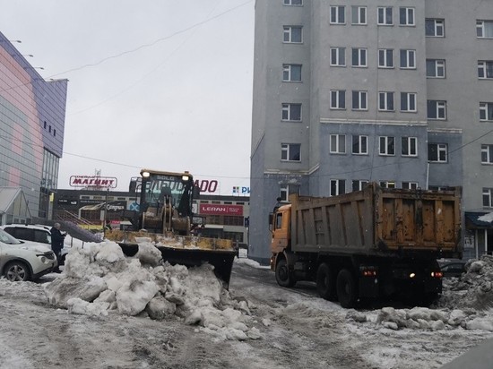 Власти Ноябрьска пообещали расчистить от снега территории соцобъектов