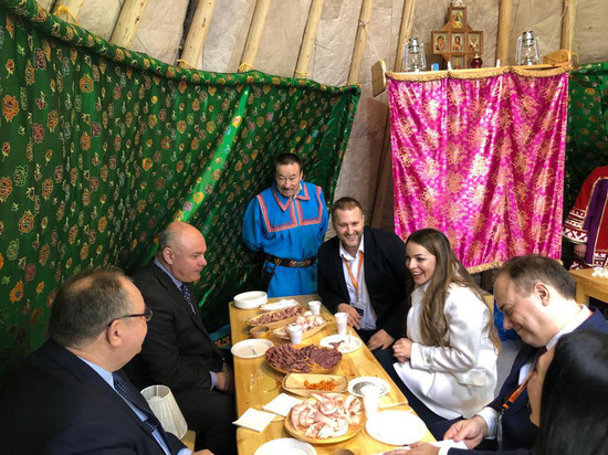 Ямальцы угостили главу Ростуризма деликатесами и пригласили в чум на MITT 2019