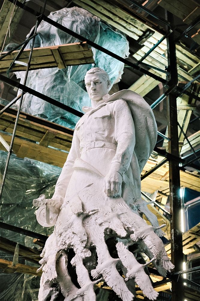 Скульптор показал 25-метровую фигуру солдата нового Ржевского мемориала