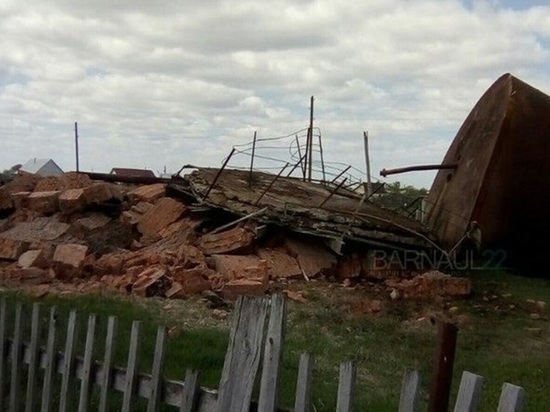 Водонапорная башня снова рухнула в Тюменцевском районе