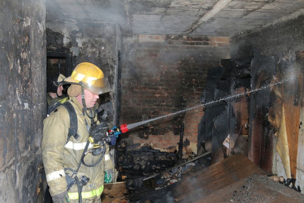 В Смоленске при пожаре спасли грудного младенца и еще 9 человек