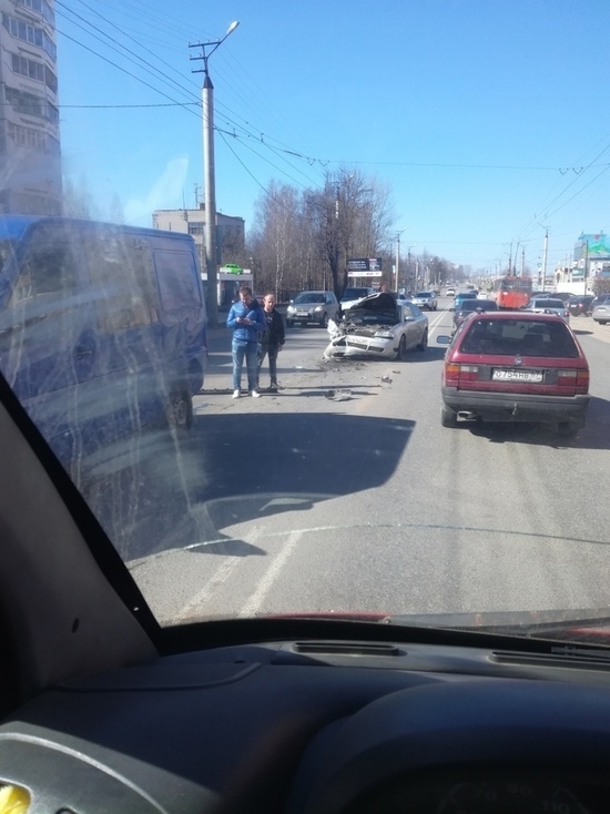 На Краснинском шоссе в Смоленске сильно побилась иномарка