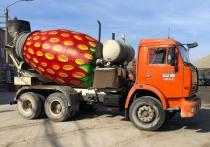 Идея раскрасить бетономешалки под фрукты принадлежит маркетологу завода Анне Алымовой