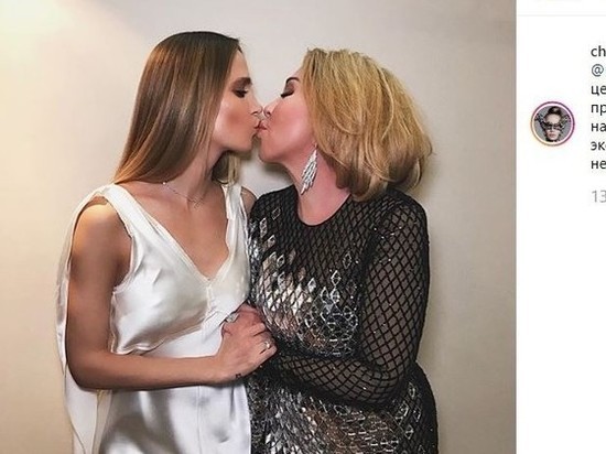 Фотография поцелуя в губы Глюкозы и Успенской вызвала негодование блогеров