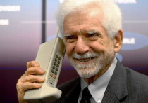 Однако задолго до этой Моторолы, в 1947 году, мысль о создании мобильного телефона появилась в светлой голове исследователей лаборатории Bell Laboratories, принадлежащей компании AT&T
