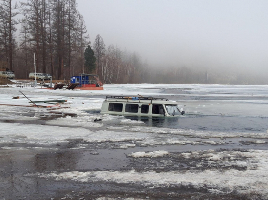 В Туве пьяный водитель провалился под лед при попытке переправиться через реку
