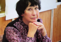 Загляните в одно из московских окон, где уютный торшер с оранжевым абажуром, и горячий чай на столе, и яблочный пирог. Здесь живет учительница Лариса Алексеевна Березова, в конце марта ей исполнилось 82