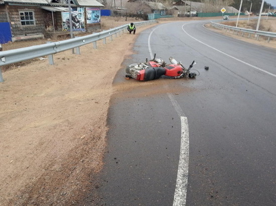 В Бурятии «бесправный» мотоциклист врезался в бетонный блок
