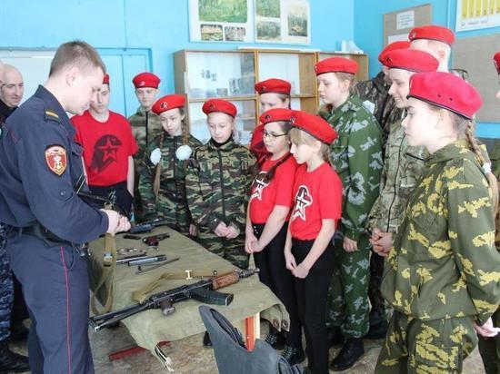Юнармейцам Тверской области показали боевое оружие и спецснаряжение