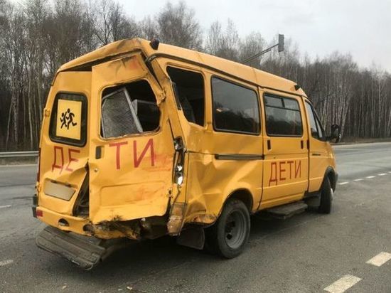 В Спасском районе при столкновении школьного автобуса и грузовика пострадали трое детей