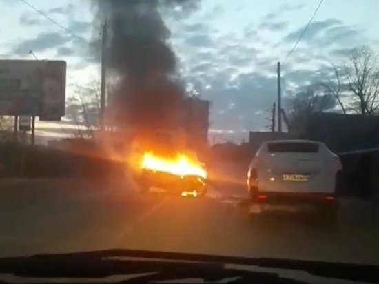 В Улан-Удэ загорелся попавший в ДТП автомобиль