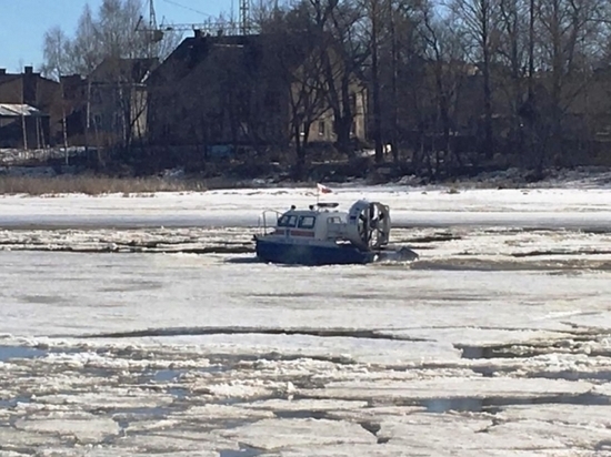Ярославские спасатели окалывают лед на Которосли