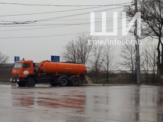 С улиц Астрахани откачивают воду и сливают ее на тротуар