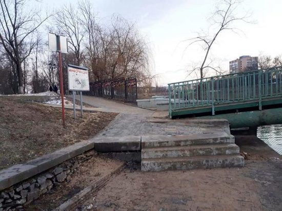 В Орле отремонтируют ступени моста через Орлик