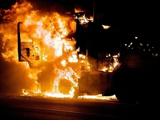 В Ростове-на-Дону на трассе загорелся грузовик