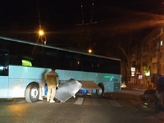 В центре Симферополя легковушка врезалась в пассажирский автобус