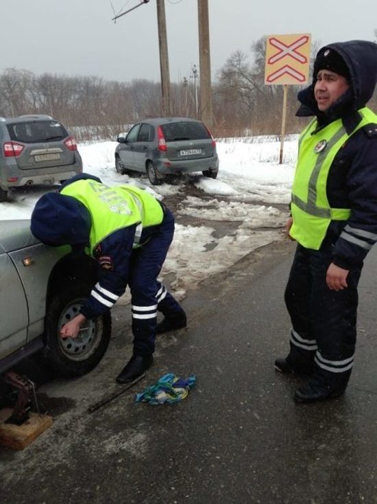 Ульяновские гаишники поменяли водителю колесо