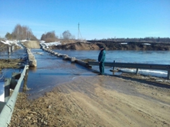 Из-за высокого уровня воды в Ивановской области затоплен мост