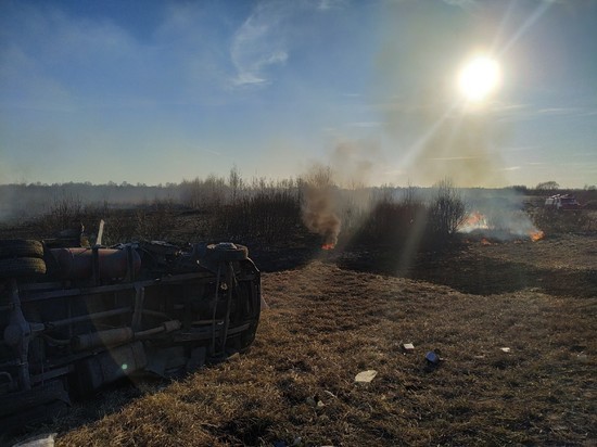 "Газель" с уснувшим водителем опрокинулась на горящее поле в Тверской области