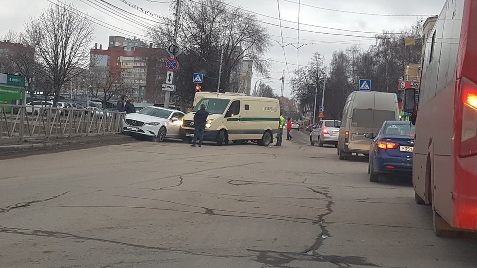 Инкассаторская машина попала в дтп