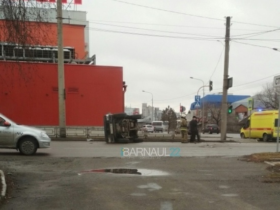 Внедорожник отлетел на бок после ДТП в Барнауле