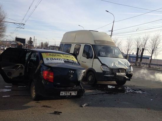 Кто заплатит волгоградцам, попавшим в ДТП в маршрутке Кто заплатит волгоградцам, попавшим в ДТП в маршрутке